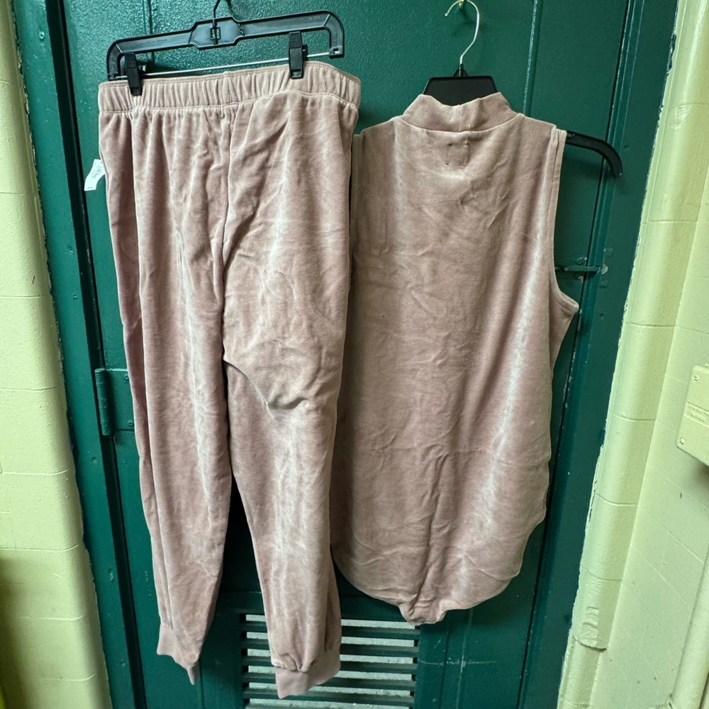 Gap Pink 2 piece velour jogger set. Top is size XL tall. Bottoms are size L NWT - Picture 10 of 15